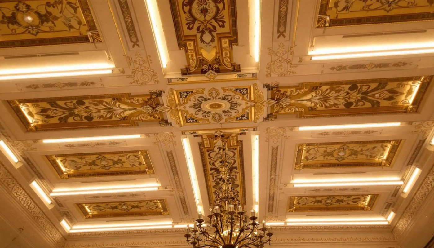 Techniques modernes pour moderniser un plafond historique sans le remplacer ?